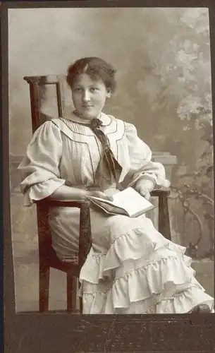 CdV Frauenportrait, Dame sitzend mit Buch in der Hand