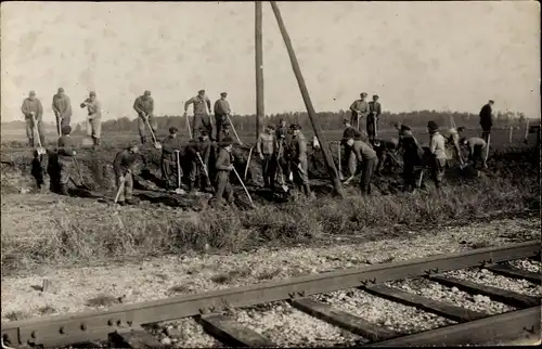 Foto Ak Trausitten Gurjewsk Neuhausen Ostpreußen, Arbeitsstelle, Kriegsgefangene?