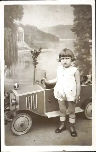 Foto Ak Kinderportrait, Kleinkind mit Spielzeugauto, Kinderfahrzeug, Sommer 1933