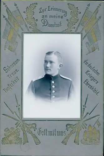 Foto Deutscher Soldat in Uniform, Gehorsam, Treue, Tapferkeit, des deutschen Kriegers Ehrenkleid