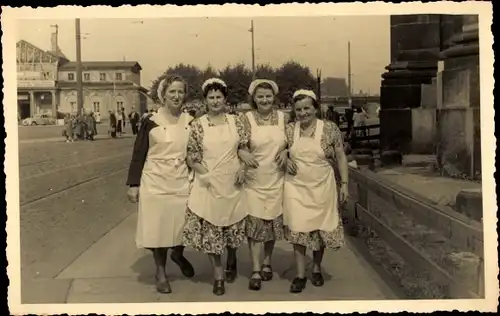 Foto Ak Dresden, vier Frauen in weißen Schützen