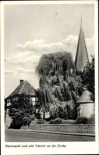 Ak Balve im Sauerland, Ehrenmal und alte Vikarie an der Kirche