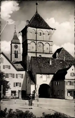 Ak Wangen im Allgäu, Torbogen, Passanten