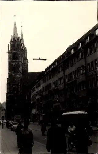 Foto Ak Nürnberg in Mittelfranken, St. Sebalduskirche, Passanten