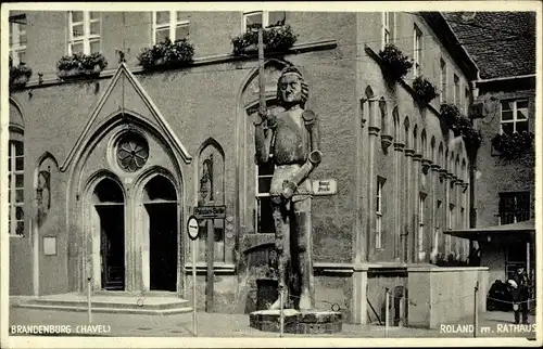 Ak Brandenburg an der Havel, Roland mit Rathaus
