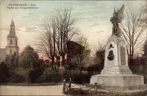 Ak Dzierżoniów Reichenbach Eulengebirge Schlesien, Partie am Kriegerdenkmal
