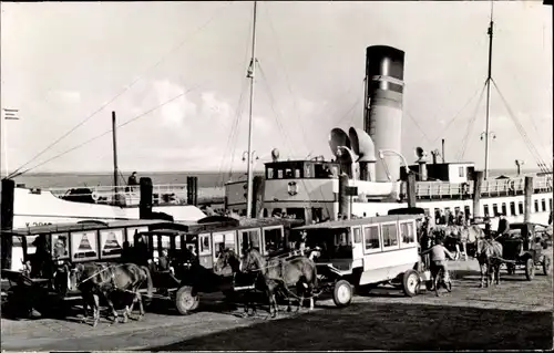 Foto Ak Norderney in Ostfriesland, Partie am Hafen, Dampfer, Kutschen