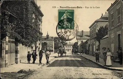 Ak Neuville aux Bois Loiret, Rue de la Gare
