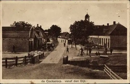Ak Texel Nordholland Niederlande, Dorpsstraat te De Cocksdorp, vanaf den Dijk