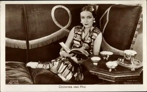 Ak Schauspielerin Dolores del Rio, Portrait mit Buch