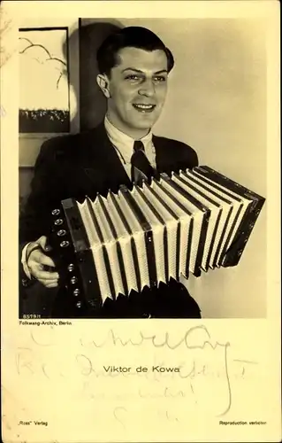 Ak Schauspieler Viktor de Kowa, Akkordeon