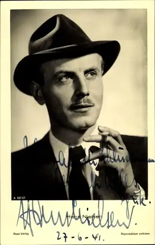 Ak Schauspieler Hans Nielsen, Portrait mit Hut, Zigarette