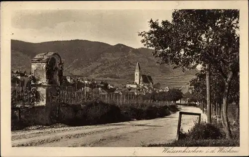 Ak Weißenkirchen in der Wachau Niederösterreich, Kirche vom Weg aus gesehen