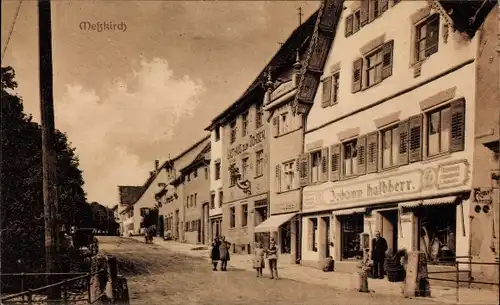 Ak Meßkirch in Oberschwaben, Straßenpartie, Geschäft von Johann Halbherr