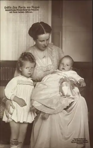 Ak Gräfin Ina Maria von Ruppin mit Kindern, Ehefrau Oskar Prinz von Preußen, Portrait
