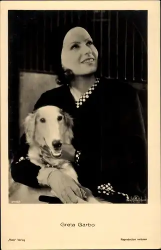 Ak Schauspielerin Greta Garbo, Portrait, Windhund, Ross 5719/1, MGM