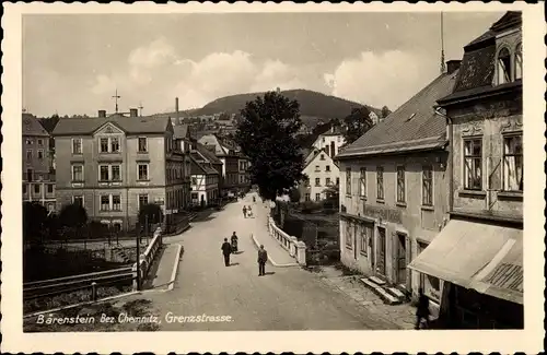 Ak Bärenstein Erzgebirge, Blick in die Grenzstraße, Geschäfte, Passanten