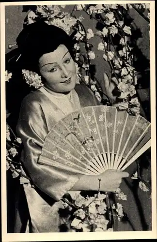 Foto Ak Portrait einer Künstlerin in japanischer Tracht, Autogramm, Fächer