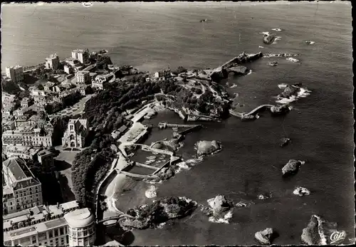 Ak Biarritz Pyrénées Atlantiques, Rocher de la Vierge, Casino Bellevue, Fliegeraufnahme