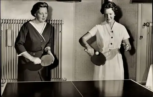 Ak Soestdijk, Prinzessin Beatrix der Niederlande und Irene beim Tischtennis 1958