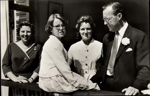 Ak Prinz Bernhard der Niederlande, Prinzessinnen Beatrix, Irene, Marijke, 1958