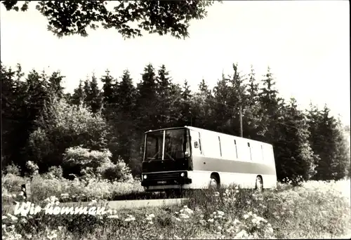 Ak Wir kommen, Ein Reisebus fährt durch Waldgebiet