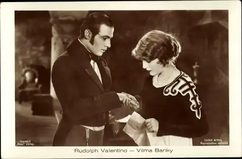 Ak Schauspieler Rudolph Valentino und Vila Banky, Filmszene