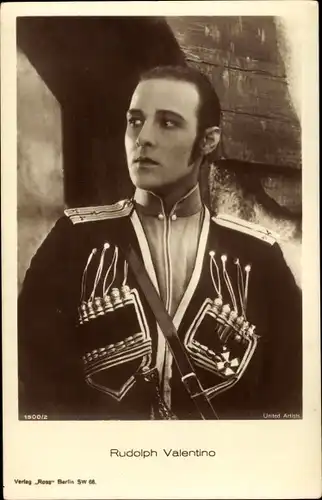 Ak Schauspieler Rudolph Valentino, Portrait in Uniform