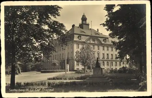 Ak Senftenberg in der Niederlausitz, Blick auf das OdF Ehrenmal, Straßenpartie