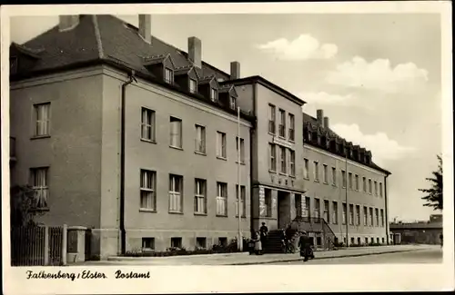 Ak Falkenberg Elster, Blick zum Postamt, Leute, Treppe