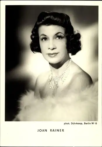 Ak Schauspielerin Joan Rainer, Portrait, Halskette