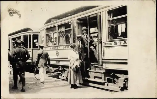 Foto Ak Köln, Straßenbahn, Passagiere beim Einstieg, Schaffner