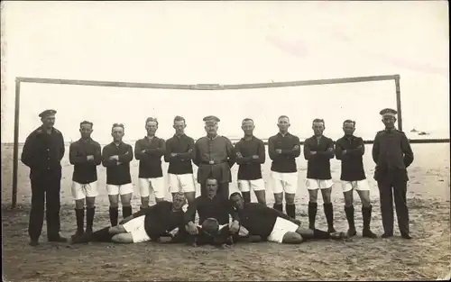 Foto Ak Fußball-Mannschaft, Tor, Soldaten in Uniformen, Sylt