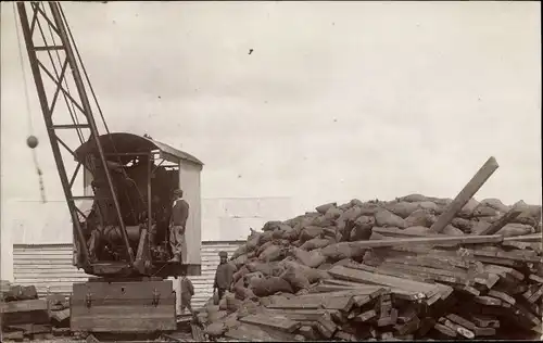 Foto Ak Baustelle, Kran, Bauarbeiter, Holzbretter, Säcke