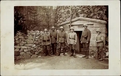 Foto Ak Deutsche Soldaten in Uniformen, Unterstand, Gruppenbild, I. WK