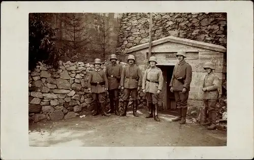 Foto Ak Deutsche Soldaten in Uniformen, Unterstand, Gruppenbild, I. WK