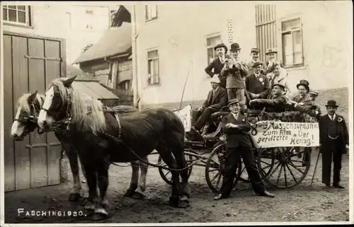 Foto Ak Fasching 1930, Festwagen, Massenaufnahme zum Film Der gefolterte Hering