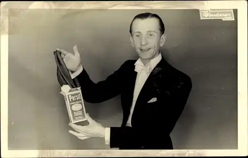 Foto Ak Mann wirbt für ein Persil-Produkt, Werbung