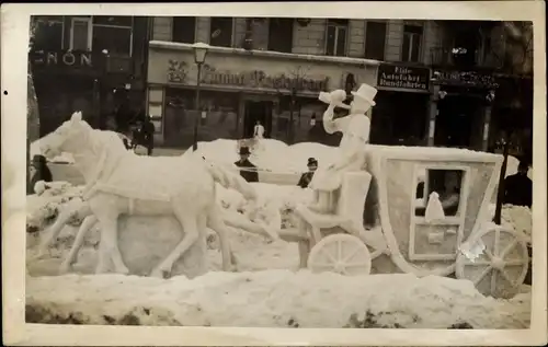 Foto Ak Berlin Mitte, Unter den Linden 18, Plastik, Kutsche