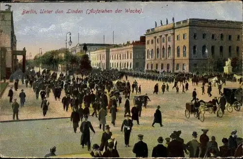 Ak Berlin Mitte, Unter den Linden, Aufziehen der Wache, Passanten