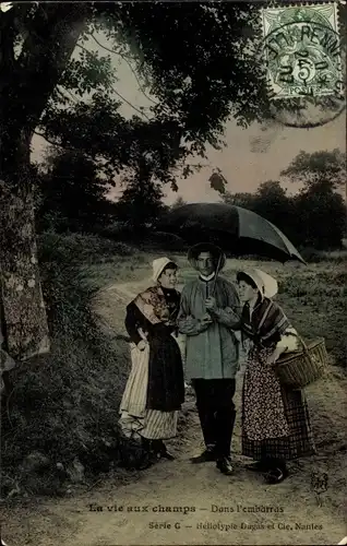 Ak La vie aux champs, Dans l'embarras, Mann mit zwei Frauen, Regenschirm
