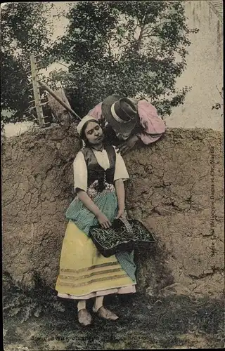 Ak La vie aux champs, Liebespaar, Französische Tracht, Bauern