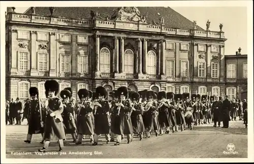 Ak København Kopenhagen Dänemark, Vagtparaden paa Amalienborg Slot