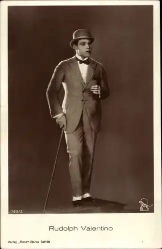 Ak Schauspieler Rudolph Valentino, Portrait mit Stock und Melone