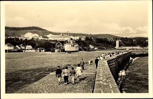 Ak Sassnitz auf der Insel Rügen, Hafenmole