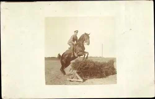 Foto Ak Springreiten, Pferd springt über eine Hürde