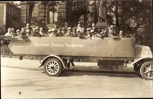 Foto Ak München, Münchener Fremden Rundfahrten, Fahrgäste im Wagen, Denkmal