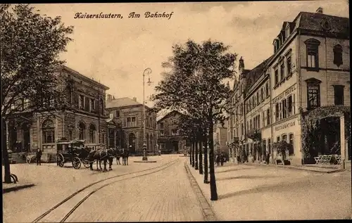 Ak Kaiserslautern in der Pfalz, Partie am Bahnhof, Kutsche, Hotel
