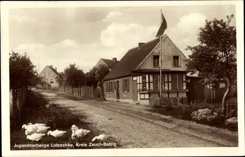 Ak Lotzschke Lehnsdorf Wiesenburg in der Mark, Jugendherberge, Straßenansicht, Gänse