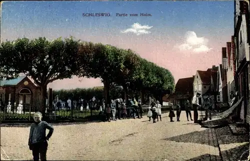 Ak Holm Schleswig an der Schlei, Straßenpartie, Passanten